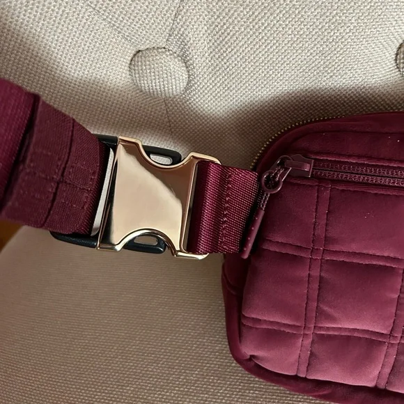 NWT Everywhere Belt Bag Quilted Velour 1L
Color: wine berry
Size: ONE SIZE - Picture 4 of 4